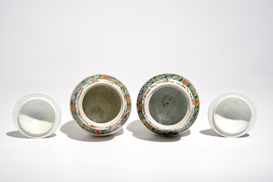 Une paire de vases couverts en porcelaine de Chine famille verte, Kangxi