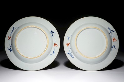 Une paire d'assiettes en porcelaine de Chine doucai, Kangxi