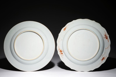 Deux plats en porcelaine de Chine famille rose aux d&eacute;cors floraux, Yongzheng/Qianlong