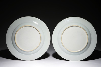 Een paar Chinese polychrome schotels met hertendecor, Qianlong