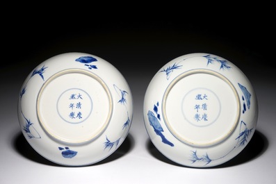 Une paire d'assiettes en porcelaine de Chine bleu et blanc aux d&eacute;cors d'un sage sur un &acirc;ne, marque et &eacute;poque de Kangxi
