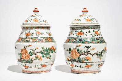 Une paire de vases couverts en porcelaine de Chine famille verte, Kangxi