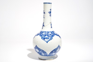 Un vase de forme bouteille en porcelaine de Chine bleu et blanc, marque et &eacute;poque de Kangxi