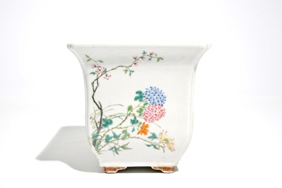 Een Chinese famille rose jardini&egrave;re met figurendecor, Guangxu merk en wellicht periode
