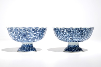 Une paire de bols sur piedouche en porcelaine de Chine bleu et blanc, Kangxi