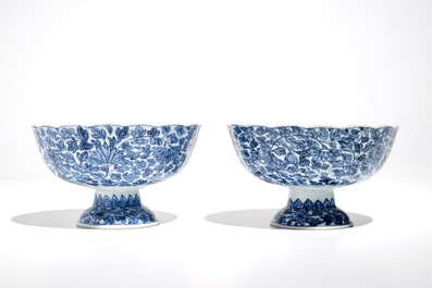 Une paire de bols sur piedouche en porcelaine de Chine bleu et blanc, Kangxi