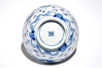 Een Chinese blauwwitte drakenkom, Kangxi