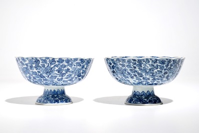 Une paire de bols sur piedouche en porcelaine de Chine bleu et blanc, Kangxi