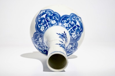 Un vase de forme bouteille en porcelaine de Chine bleu et blanc, marque et &eacute;poque de Kangxi