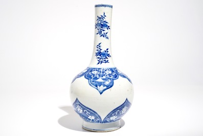 Un vase de forme bouteille en porcelaine de Chine bleu et blanc, marque et &eacute;poque de Kangxi