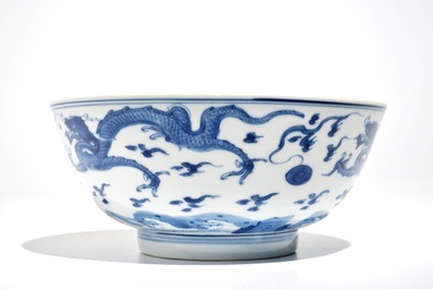 Een Chinese blauwwitte drakenkom, Kangxi