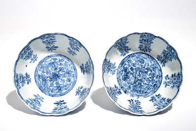 Une paire de bols sur piedouche en porcelaine de Chine bleu et blanc, Kangxi