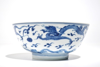 Een Chinese blauwwitte drakenkom, Kangxi