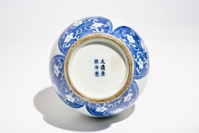 Un vase de forme bouteille en porcelaine de Chine bleu et blanc, marque et &eacute;poque de Kangxi
