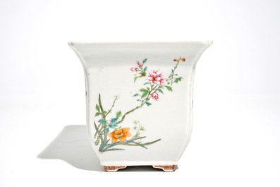 Een Chinese famille rose jardini&egrave;re met figurendecor, Guangxu merk en wellicht periode