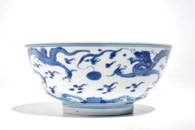 Een Chinese blauwwitte drakenkom, Kangxi