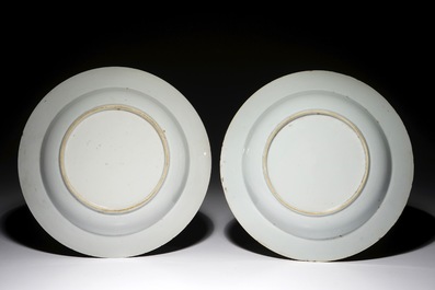 Une paire d'assiettes aux armoiries d'alliance de marriage pour le march&eacute; fran&ccedil;ais, Chine, Qianlong, vers 1737