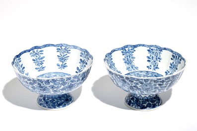 Une paire de bols sur piedouche en porcelaine de Chine bleu et blanc, Kangxi