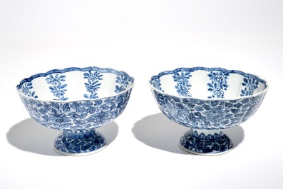 Une paire de bols sur piedouche en porcelaine de Chine bleu et blanc, Kangxi