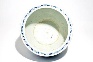 Un aquarium en porcelaine de Chine bleu et blanc, 19&egrave;me