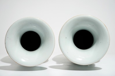 Une paire de grands vases en porcelaine de Chine famille rose, 19/20&egrave;me