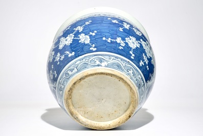 Un aquarium en porcelaine de Chine bleu et blanc, 19&egrave;me