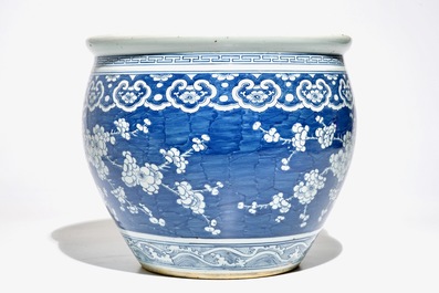 Un aquarium en porcelaine de Chine bleu et blanc, 19&egrave;me