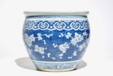 Un aquarium en porcelaine de Chine bleu et blanc, 19&egrave;me