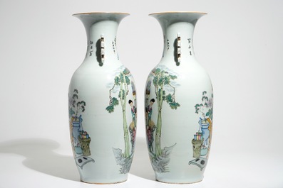 Une paire de grands vases en porcelaine de Chine famille rose, 19/20&egrave;me