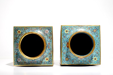 Une paire de vases de forme cong en cloisonn&eacute;, marque de Qianlong, Chine, 19/20&egrave;me