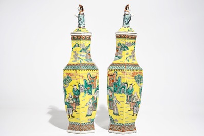 A pair of Chinese hexagonal famille verte yellow-ground vases and covers, 19th C.