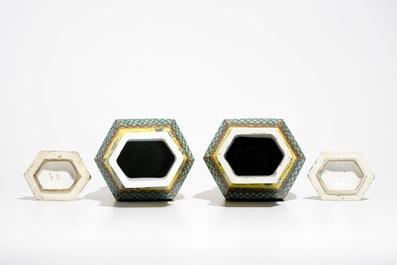 A pair of Chinese hexagonal famille verte yellow-ground vases and covers, 19th C.