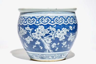 Un aquarium en porcelaine de Chine bleu et blanc, 19&egrave;me