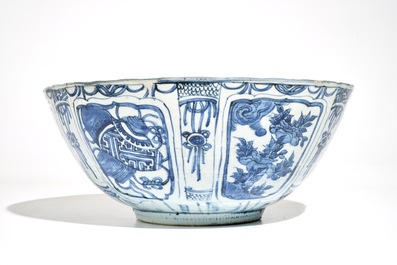 Un grand bol en porcelaine de Chine bleu et blanc de type Kraak, Wanli