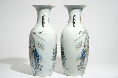 Une paire de grands vases en porcelaine de Chine famille rose, 19/20&egrave;me