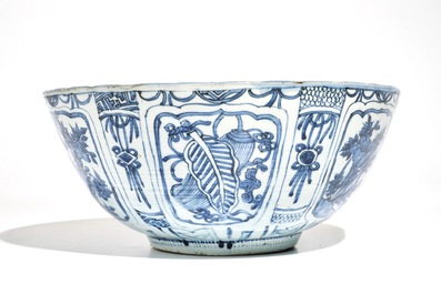 Un grand bol en porcelaine de Chine bleu et blanc de type Kraak, Wanli