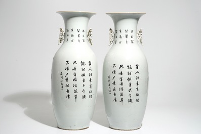 Een paar grote Chinese famille rose vazen met figurendecor en kalligrafie, 19/20e eeuw