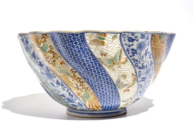 A large polychrome Japanese Imari bowl, 19th C.