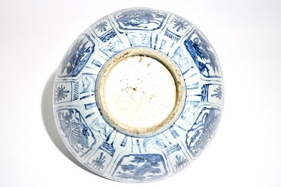 Un grand bol en porcelaine de Chine bleu et blanc de type Kraak, Wanli