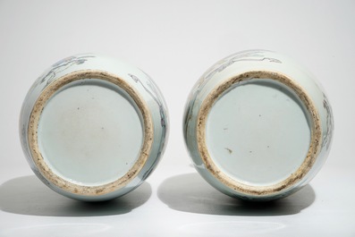 Une paire de grands vases en porcelaine de Chine famille rose, 19/20&egrave;me