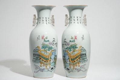 Une paire de grands vases en porcelaine de Chine famille rose, 19/20&egrave;me