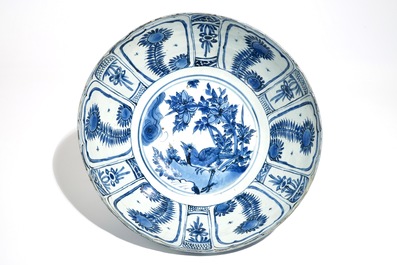 Un grand bol en porcelaine de Chine bleu et blanc de type Kraak, Wanli