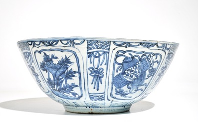 Un grand bol en porcelaine de Chine bleu et blanc de type Kraak, Wanli