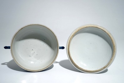 Een Chinese poederblauwe dekselkom met oren, Kangxi
