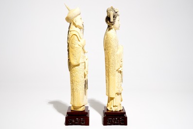 Een paar Chinese ivoren figuren van keizer en keizerin, begin 20e eeuw