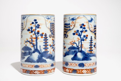 Une paire de chopes en pocelaine de Chine de style Imari, Kangxi