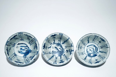 Trois bols "au corbeau" en porcelaine de Chine bleu et blanc de type kraak, Wanli