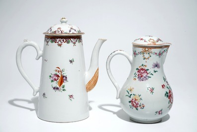 Une cafeti&egrave;re et une verseuse en porcelaine de Chine &agrave; d&eacute;cor L&ouml;westoft, Qianlong