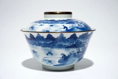 Een Chinese blauwwitte "Blue de Hue" dekselkom voor de Vietnamese markt, Xianfeng merk en periode