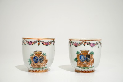 Een paar Chinese koppen en schotels met wapendecor voor de Franse markt, Qianlong